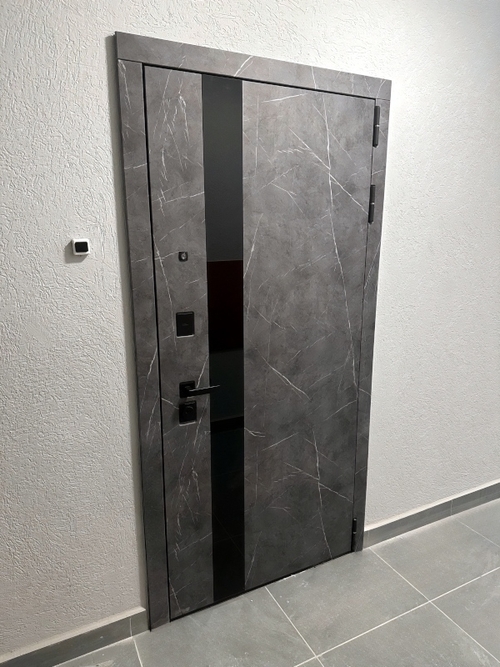 С панелью под мрамор